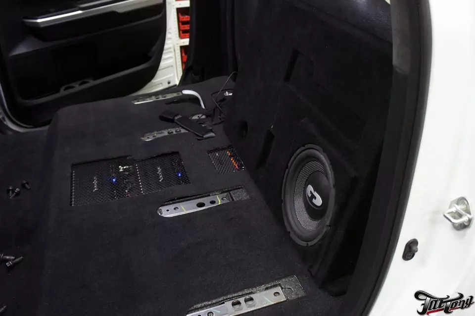 Toyota Tundra. Комплексная шумоизоляция салона. Полная замена акустической системы с изготовлением короба под сабвуфер.
